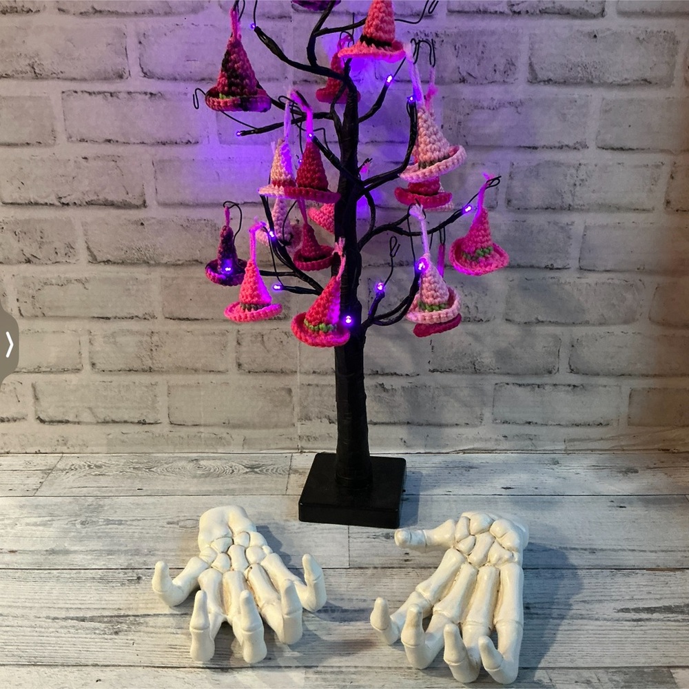 Vozispace Set of 2 Spooky Skeleton Hands Wall Decorations Indoor or Outdoor